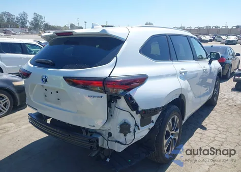 2024 Toyota Highlander Hybrid Xle z USA, uszkodzony, nr VIN 5TDKBRCH1RS635795